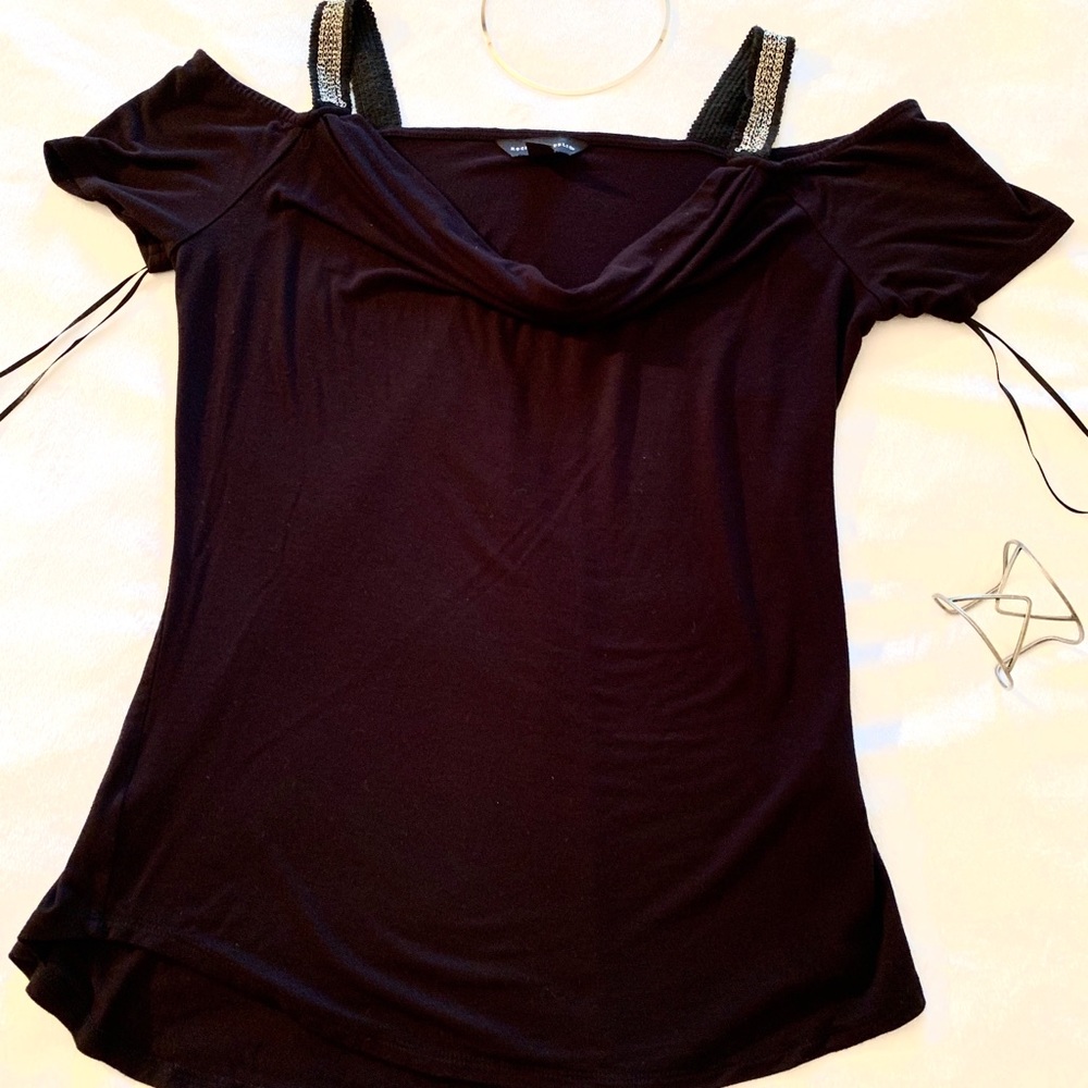 Rock & Republic cold shoulder short sleeve top